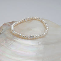 Brățară cu perle albe, 5-6 mm