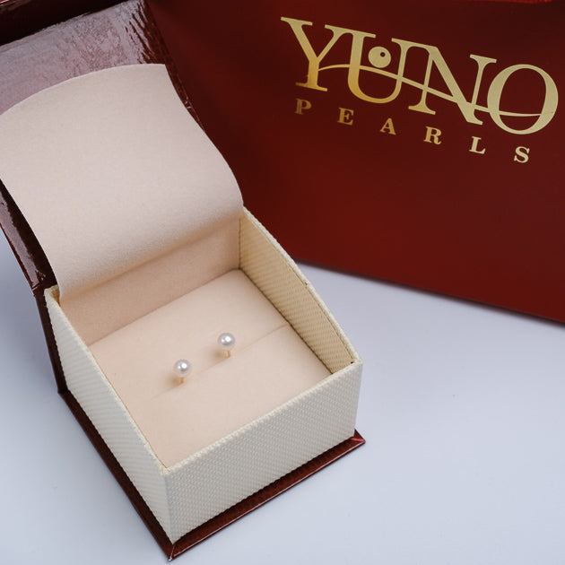 Cercei aurii 18K cu perle de cultură albe 4-4.5 mm