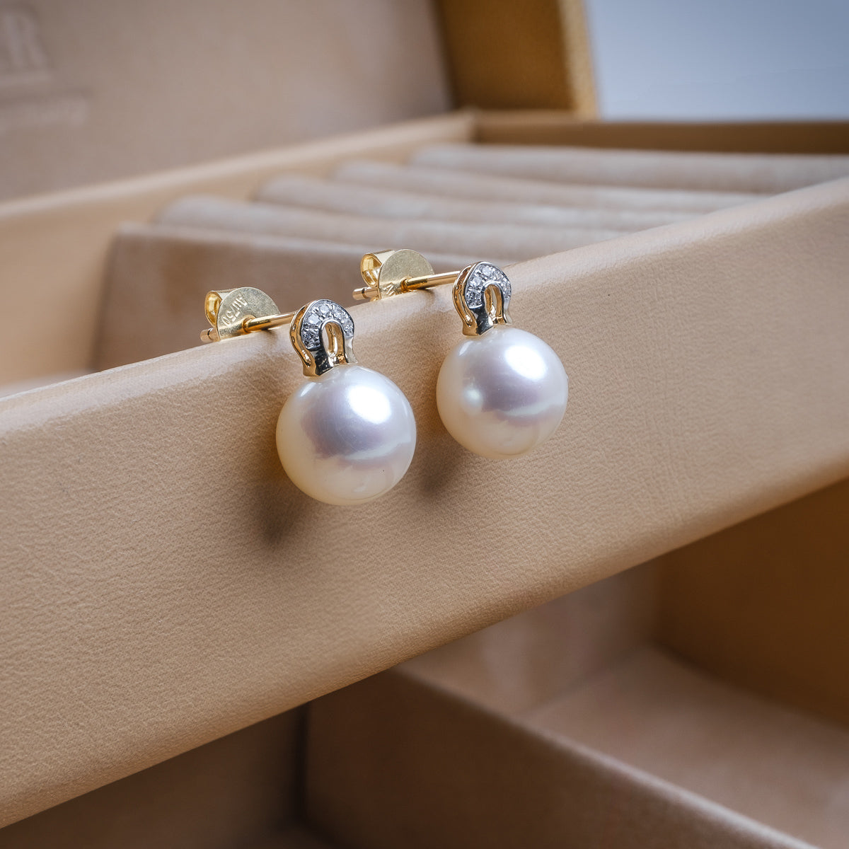 Cercei aur galben 14K, perle de cultură 8 mm și 10 diamante