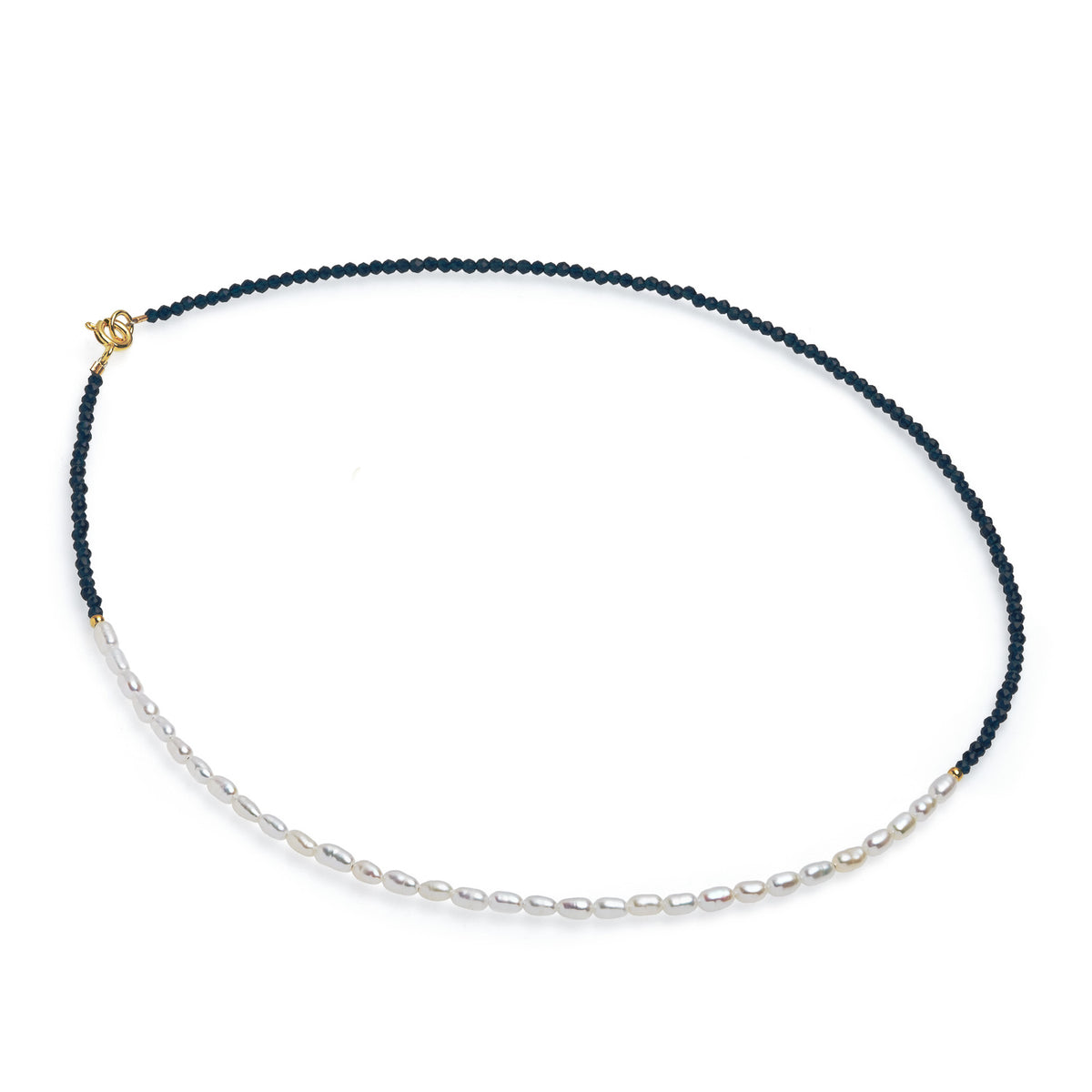 Colier cu  perle de cultură albe 2.5mm și spinel bleumarin. Lungime 41 cm