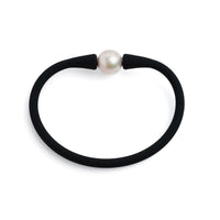 Brațară silicon negru și perlă de cultură albă 11-12mm.
