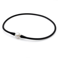 Colier de silicon negru și perlă de cultură albă sferă aprox 12-13mm, lungime 41cm