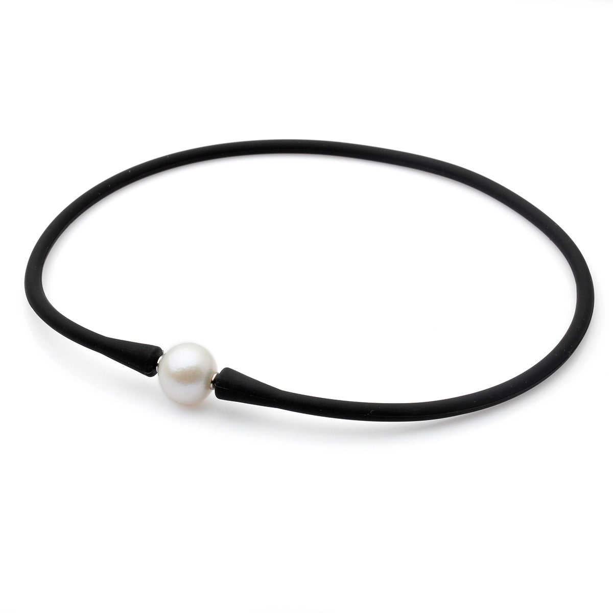 Colier de silicon negru și perlă de cultură albă sferă aprox 12-13mm, lungime 41cm