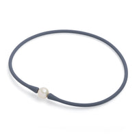 Colier de silicon gri și perlă de cultură albă sferă 12-13mm, lungime 41cm