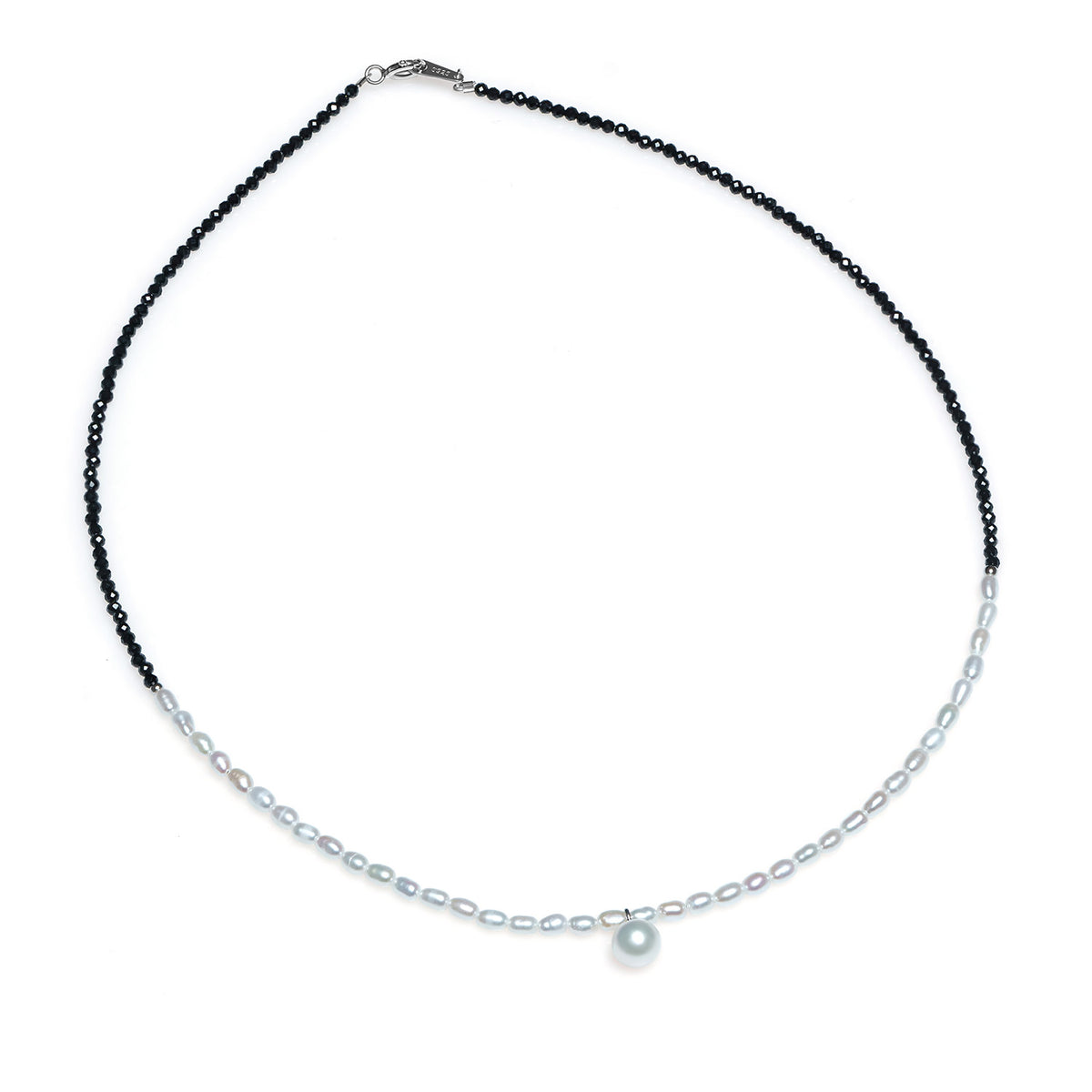 Colier cu perle albe de 3 mm, spinel negru și o perlă de 6,5 mm, închizătoare din argint, 43 cm.