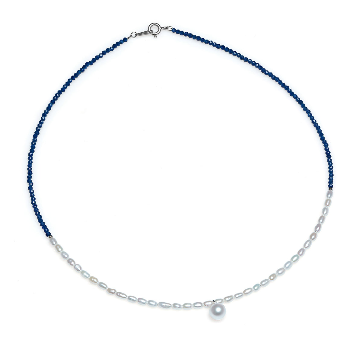 Colier cu perle albe de 3 mm, spinel albastru și o perlă de 6,5 mm, închizătoare din argint, 43 cm.