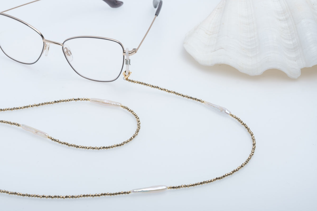 Colier cu 6 perle albe în formă de baghetă cu hematit auriu, lungime 88 cm. Aplicație 2 în 1.