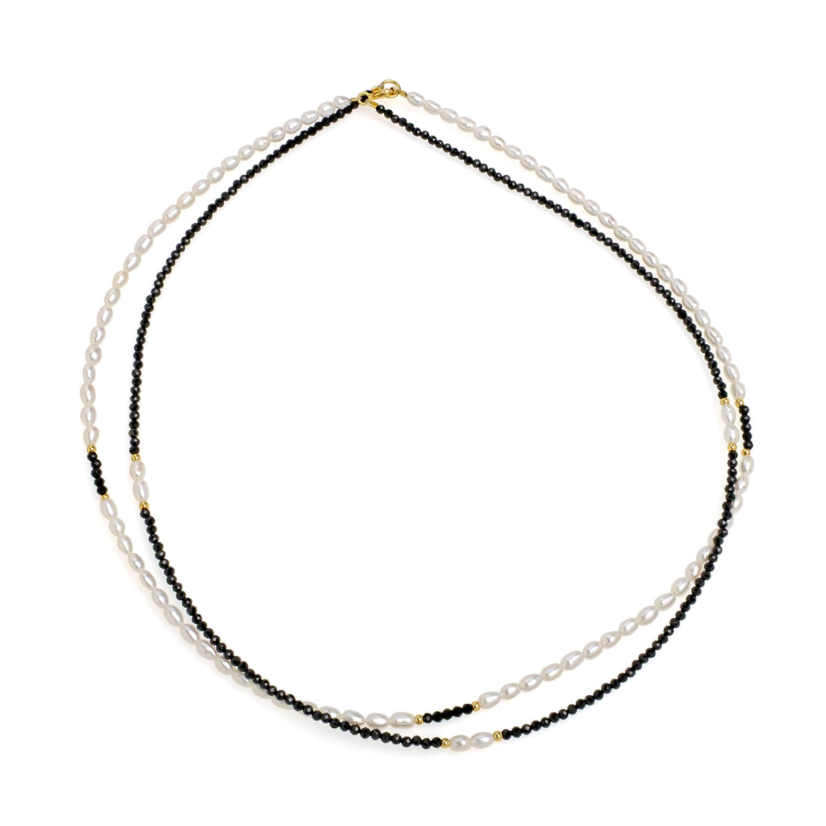 Colier cu perle albe bob de orez 3 mm și spinel negru de 2 mm, închizătoare argint rodiat, lungime 43 cm.