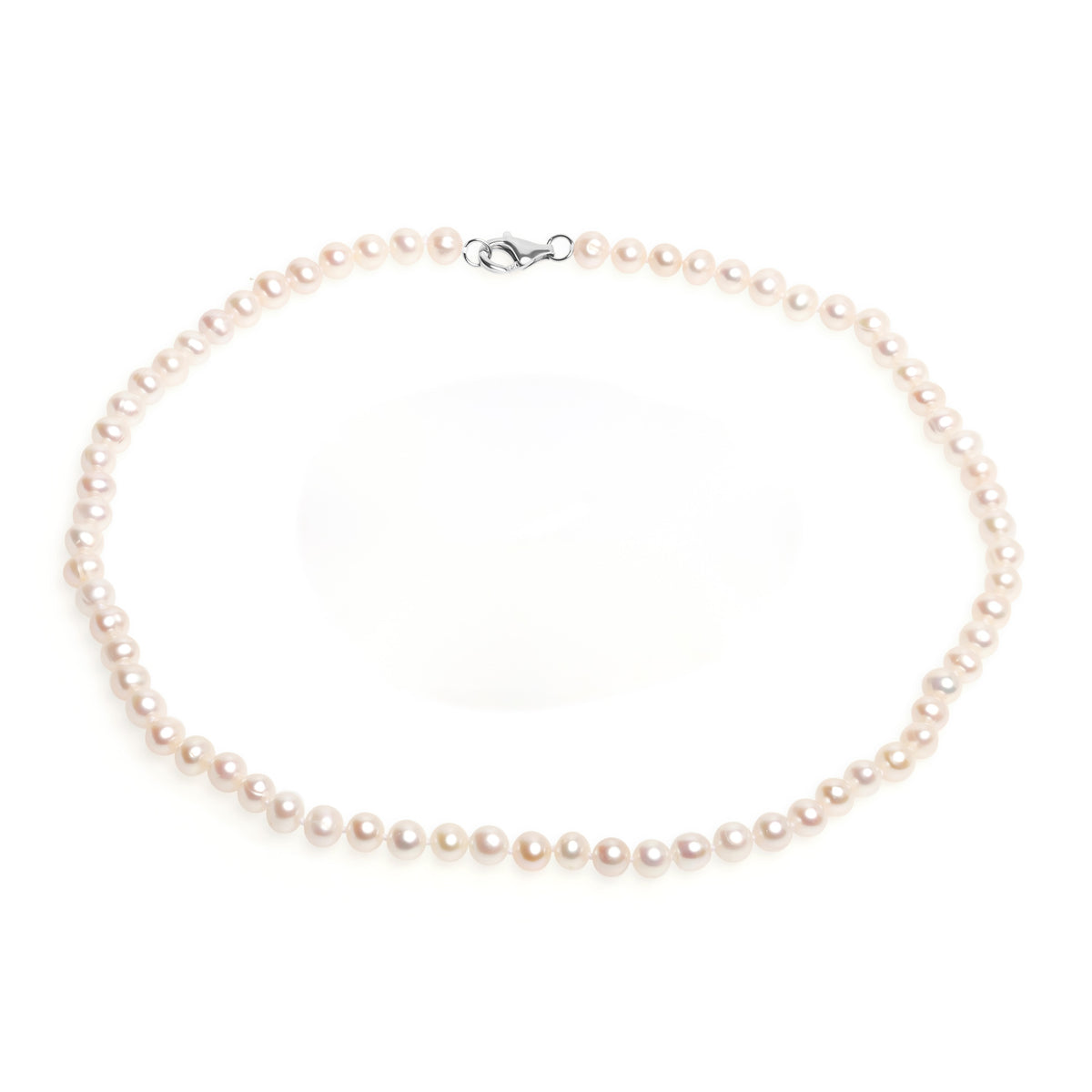 Colier cu perle de cultură albe 5,5-6mm, închizătoare de argint rodiat. Lungime 38 cm.