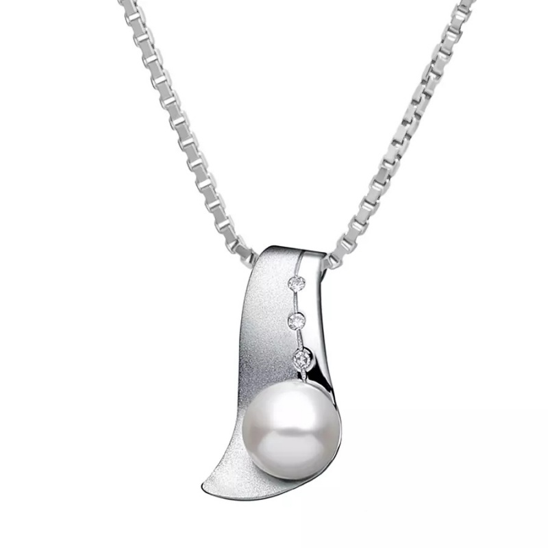 Pandantiv din argint 925, perlă de cultură albă 9-10 mm. Lungime lanțișor 43 cm.