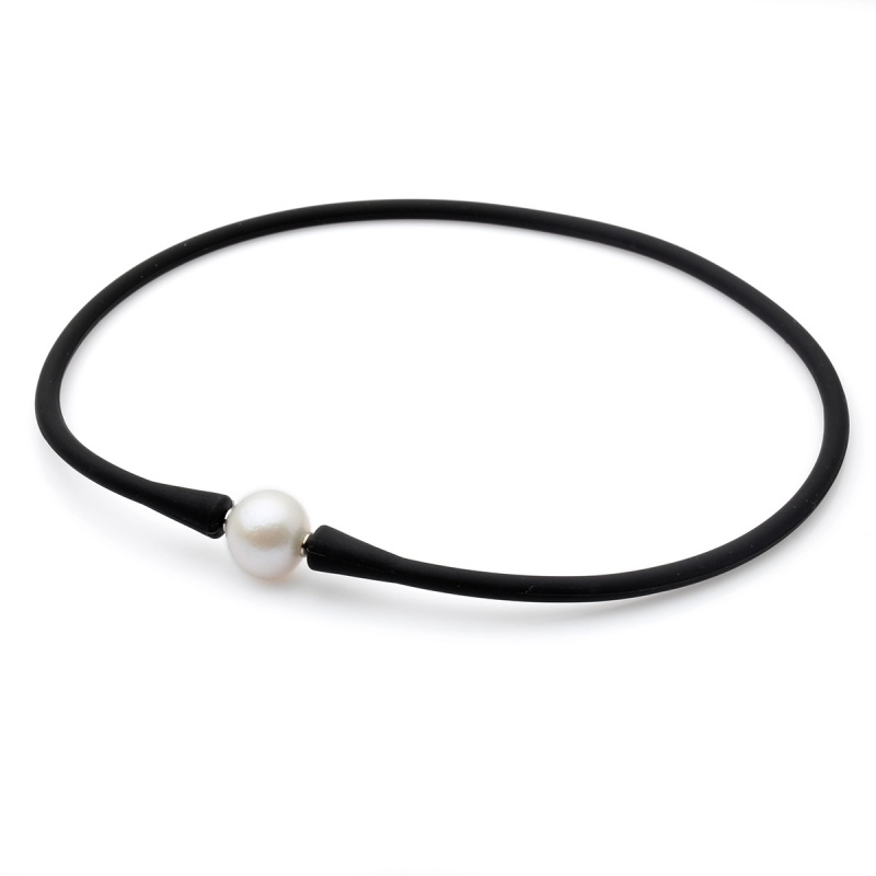 Colier de silicon negru și perlă de cultură albă sferă aprox 12-13mm, lungime 41cm