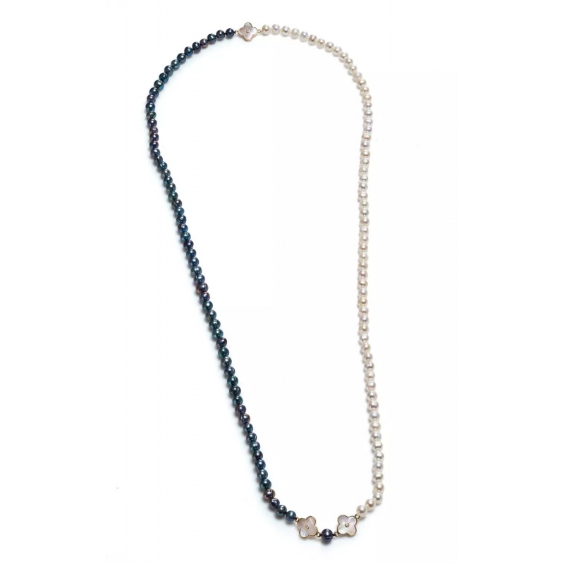 Colier cu perlе de cultură albе și culoare închisă 7-8 mm și 3 elemente de trifoi. Lungime 98 cm.