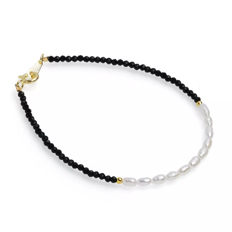 Brăţară perle de cultură albe bob de orez .2.5mm, spinel negru, buline și închizătoare placate cu aur galben, 18-18,5cm