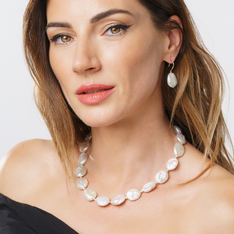 Colier cu perlе de cultură gri. Încuietoare argint placat cu aur. Lungime 45 cm.