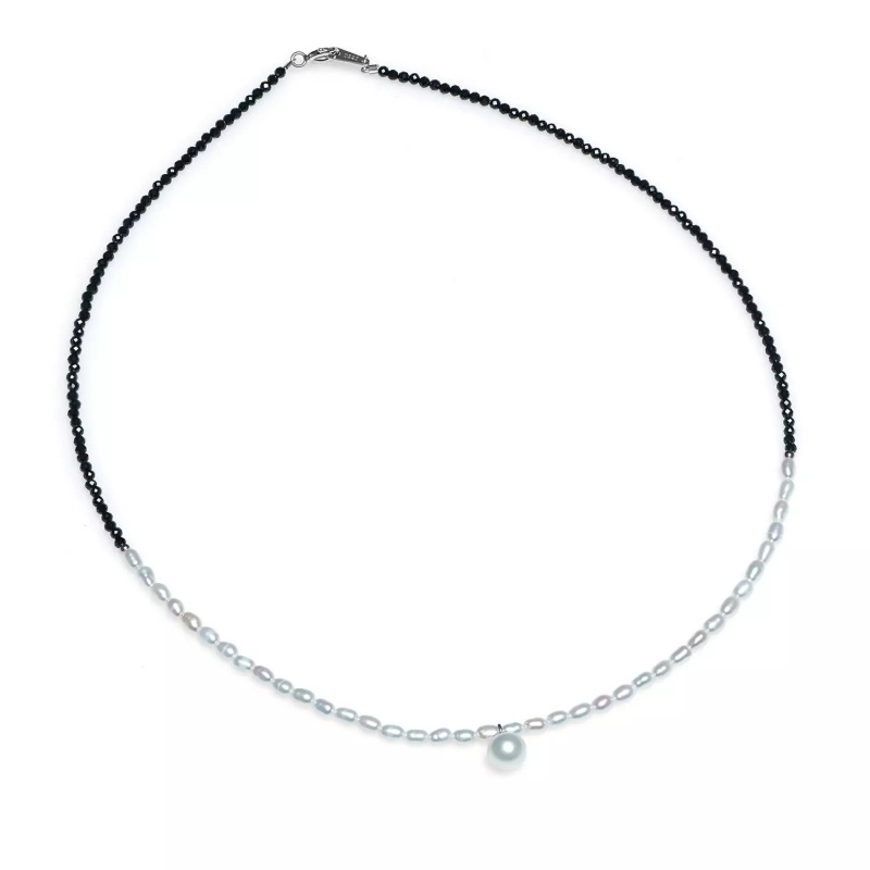 Colier cu perle albe de 3 mm, spinel negru și о perlă de 6,5 mm, închizătoare din argint, 43 cm.