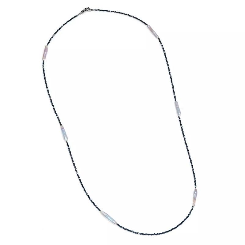 Colier cu 6 perle albe în formă de baghetă cu hematit gri închis, lungime 88 cm. Aplicație 2 în 1.