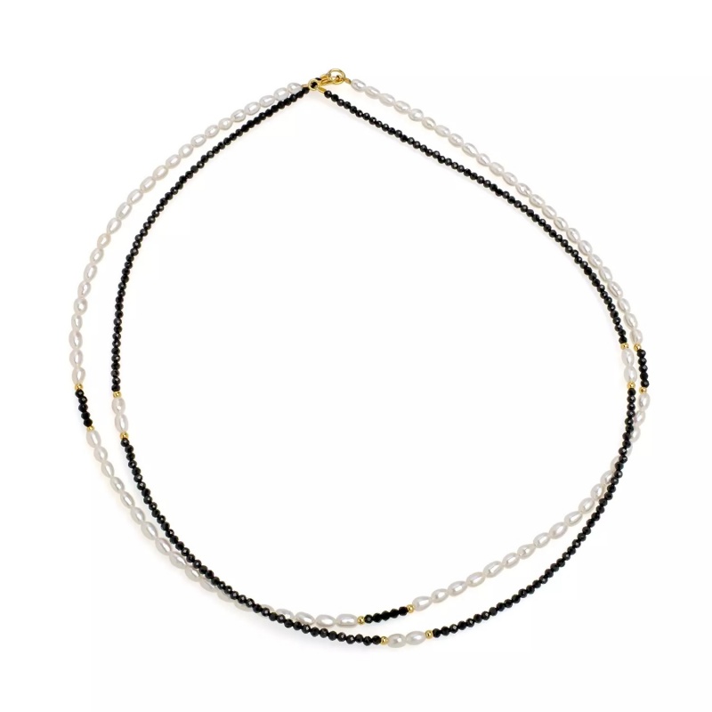Colier cu perle albe bob de orez 3 mm și spinel negru de 2 mm, închizătoare argint rodiat, lungime 43 cm.