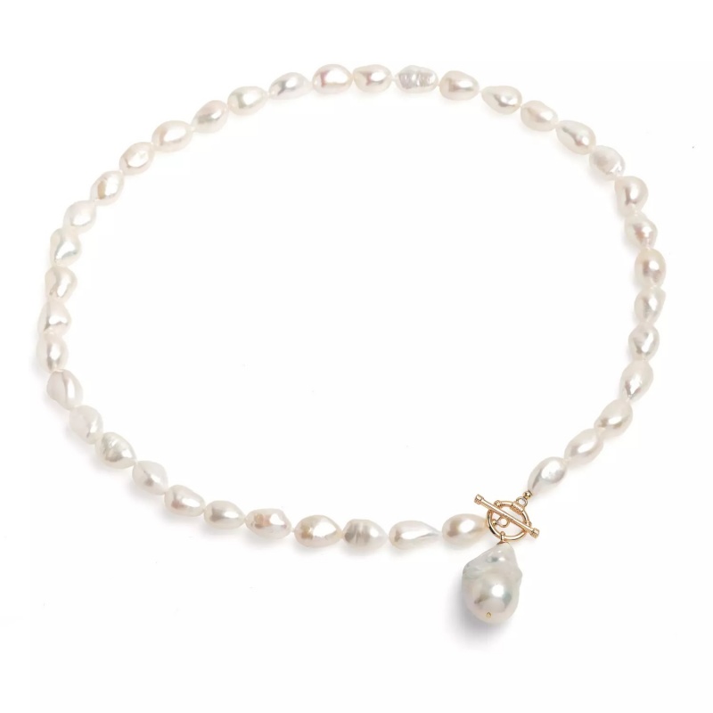 Colier perle de cultura albe 9-11mm și o perlă baroc, argintiu placat cu aur. Lungime 50cm.