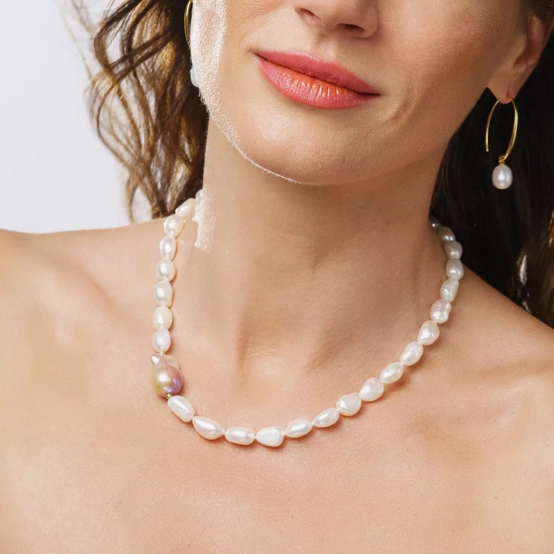 Colier perle de cultura albe 8,5-12mm și o perla baroc, argintiu placat cu aur. Lungime 45cm.