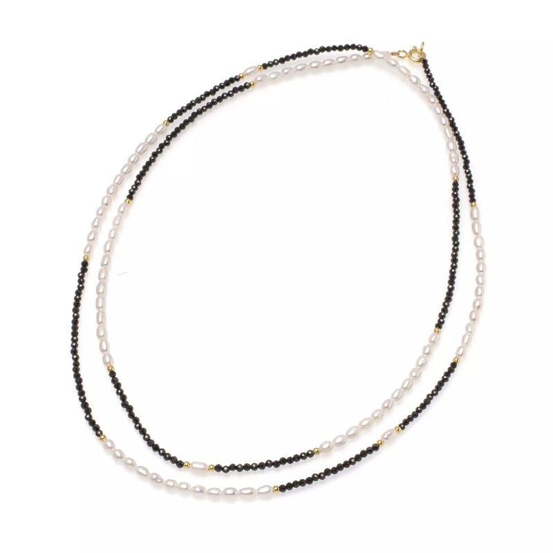 Colier cu perlе de cultură albă 2,5-3 mm și spinel. Lungime 82 cm