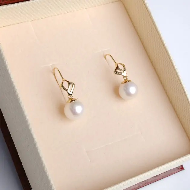 Cercei aur galben 18K, perle albe 8mm