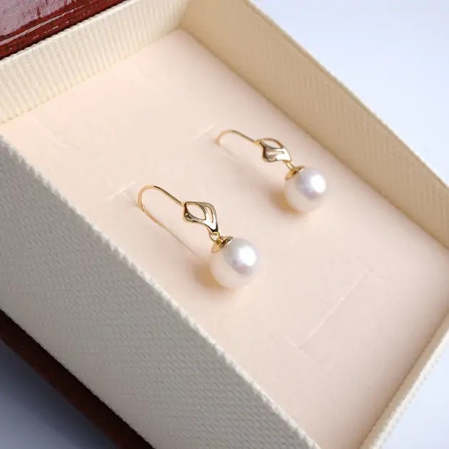 Cercei aur galben 18K, perle albe 8mm