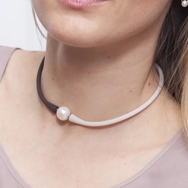 Colier cu 2 perle albe 10-12mm, silicon maro și ecru, lungime 40cm.