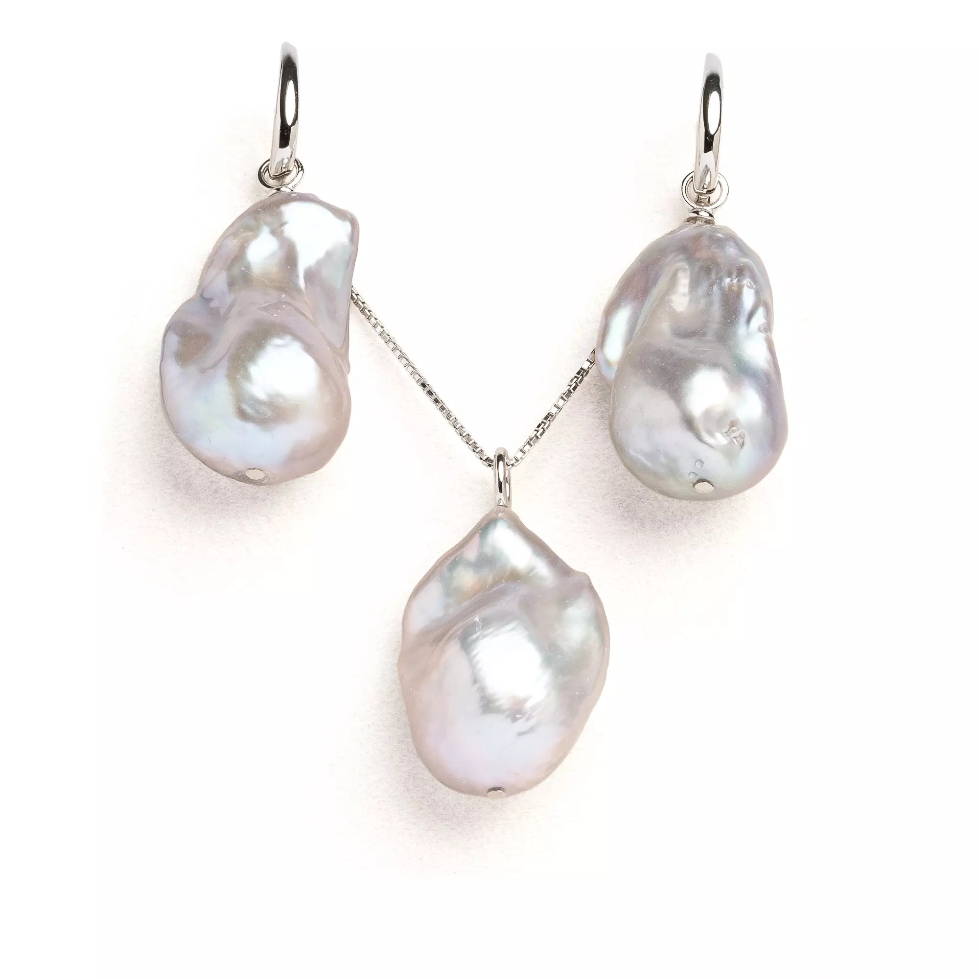 Pandantiv perlă de cultură gri 13-16 mm. Lungime lanțișor 43 cm