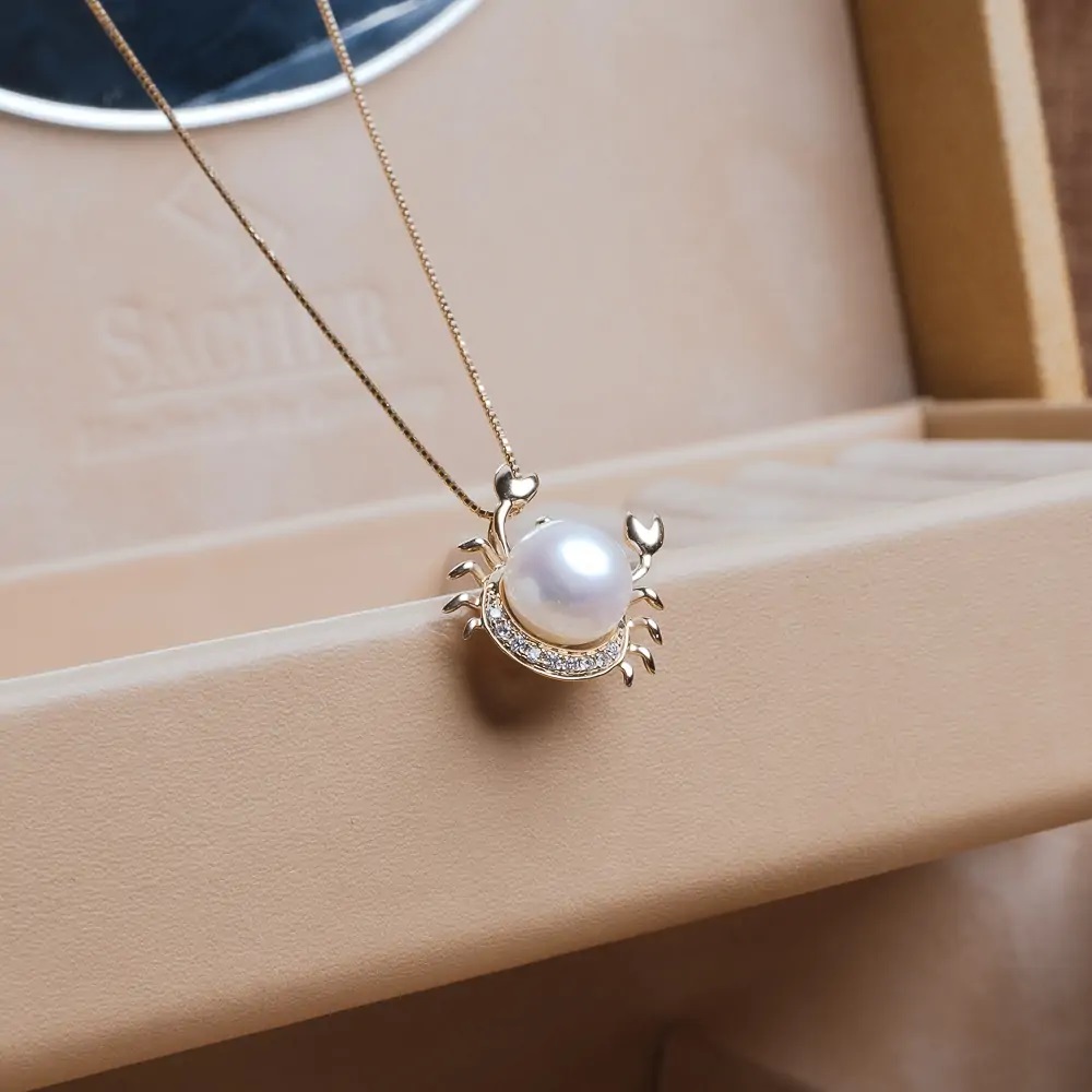 Lănțișor cu pandantiv aur 14K cu perlă și diamante, zodia RAC