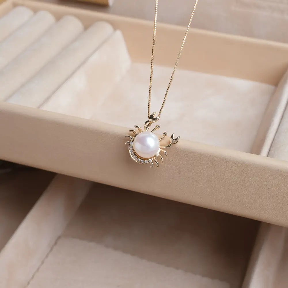 Lănțișor cu pandantiv aur 14K cu perlă și diamante, zodia RAC