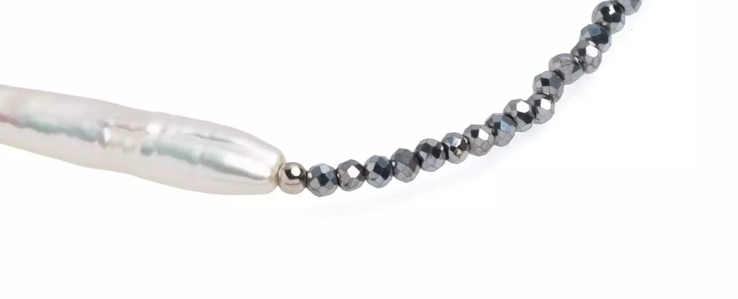 Brăţară perlă de cultură albă și hematit gri, elastic, lungime 18cm