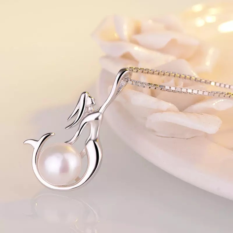 Pandantiv din argint 925, perlе de cultură albă 6-7,5 mm. Lungime lanțișor 45 cm.